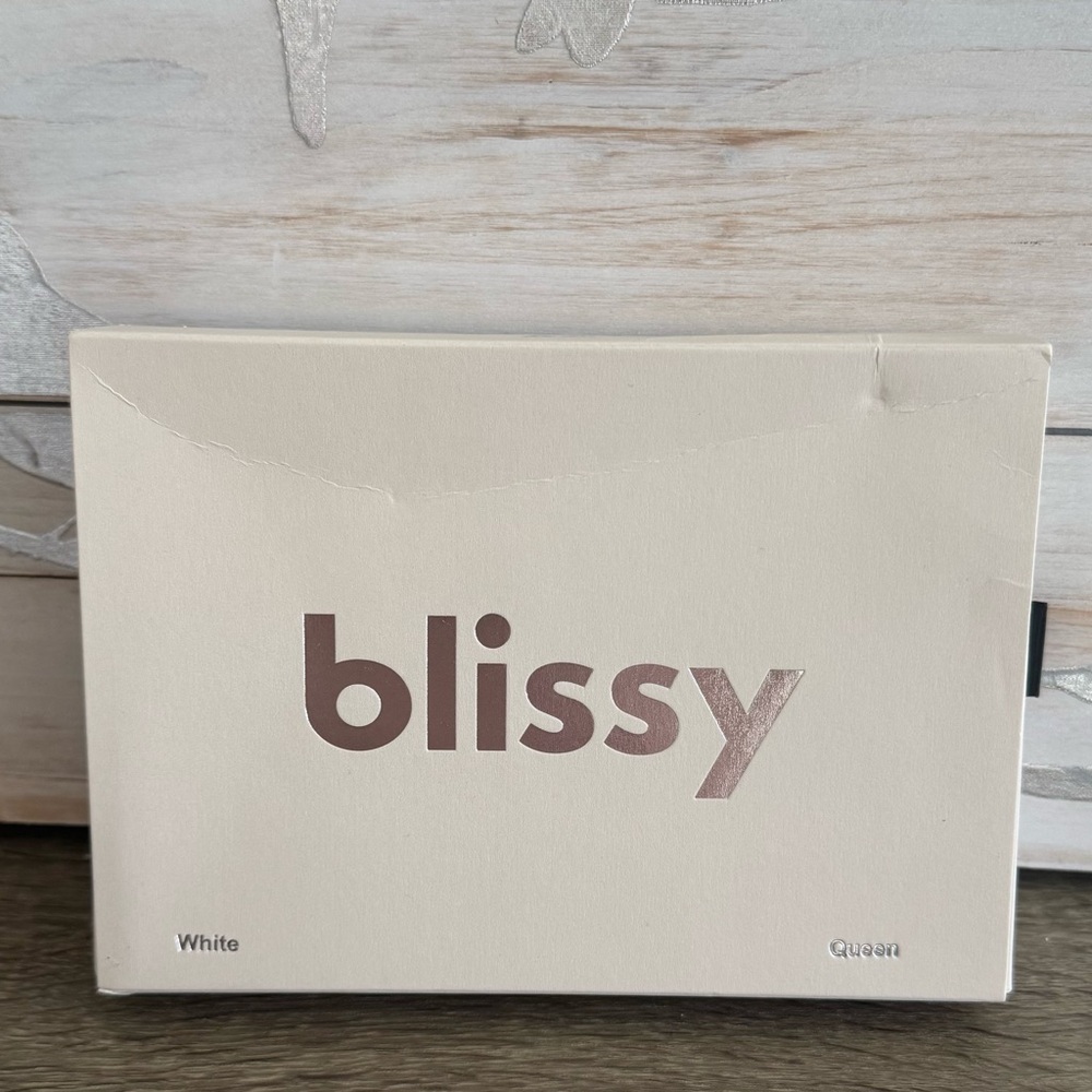 NEW BLISSFUL SLEEP GIFT SET Silk Pillowcase/Eye Mask/Journal Set - Picture 6 of 9